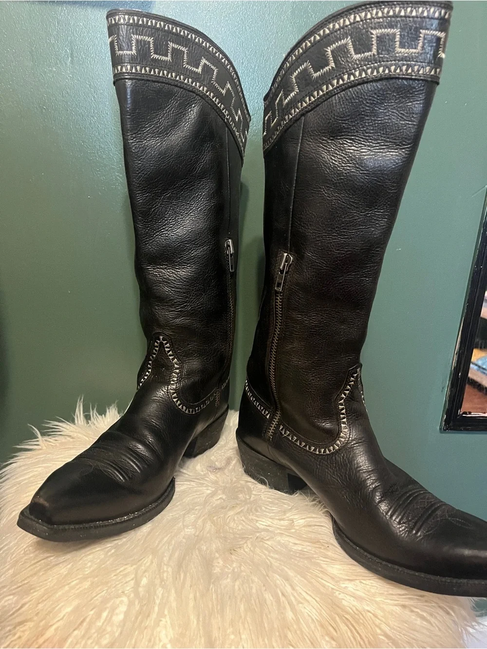 ARIATS !!! Black Leather Cowboy Boots with Decorative Stitching